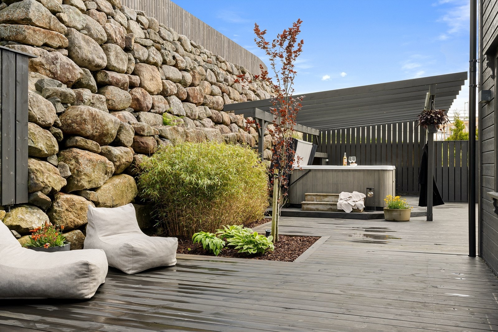 En mer usjenert del av uteplassen med pergola. Her er det plass til en jacuzzi som selger har, eller en ekstra sittegruppe. Galleribilde