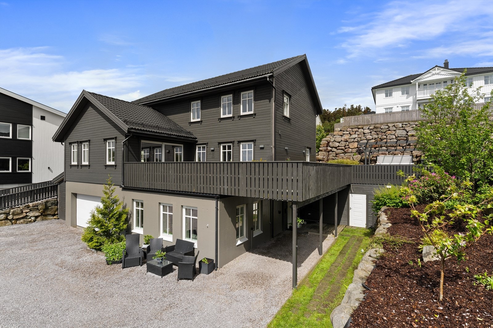 Eiendommen har en stor gårdsplass med gode parkeringsmuligheter. Carport i tilknytning til utleiedel. Galleribilde