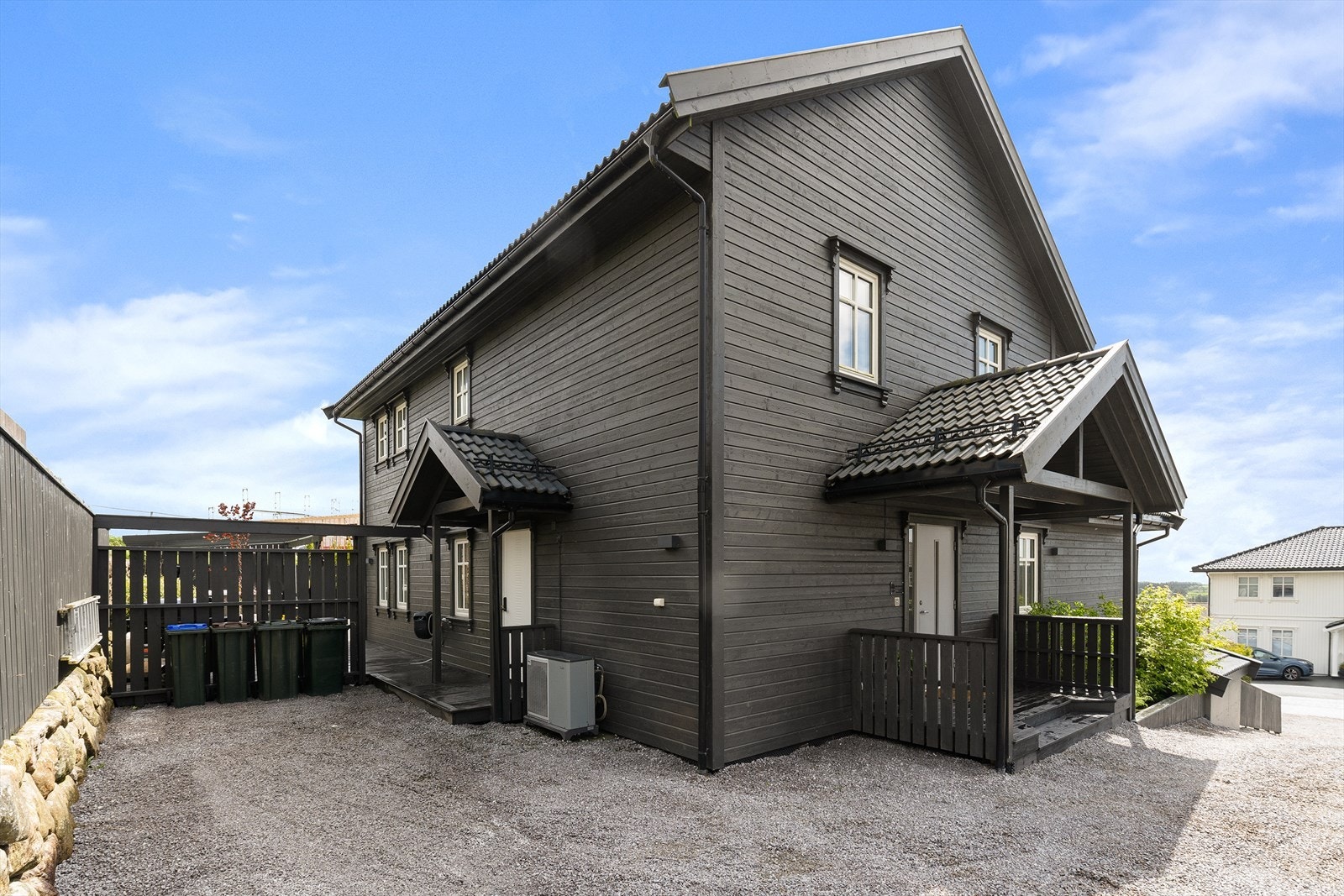 Her er det et inngangsparti til gjester, samt en praktisk bi-inngang for hverdagene. Galleribilde