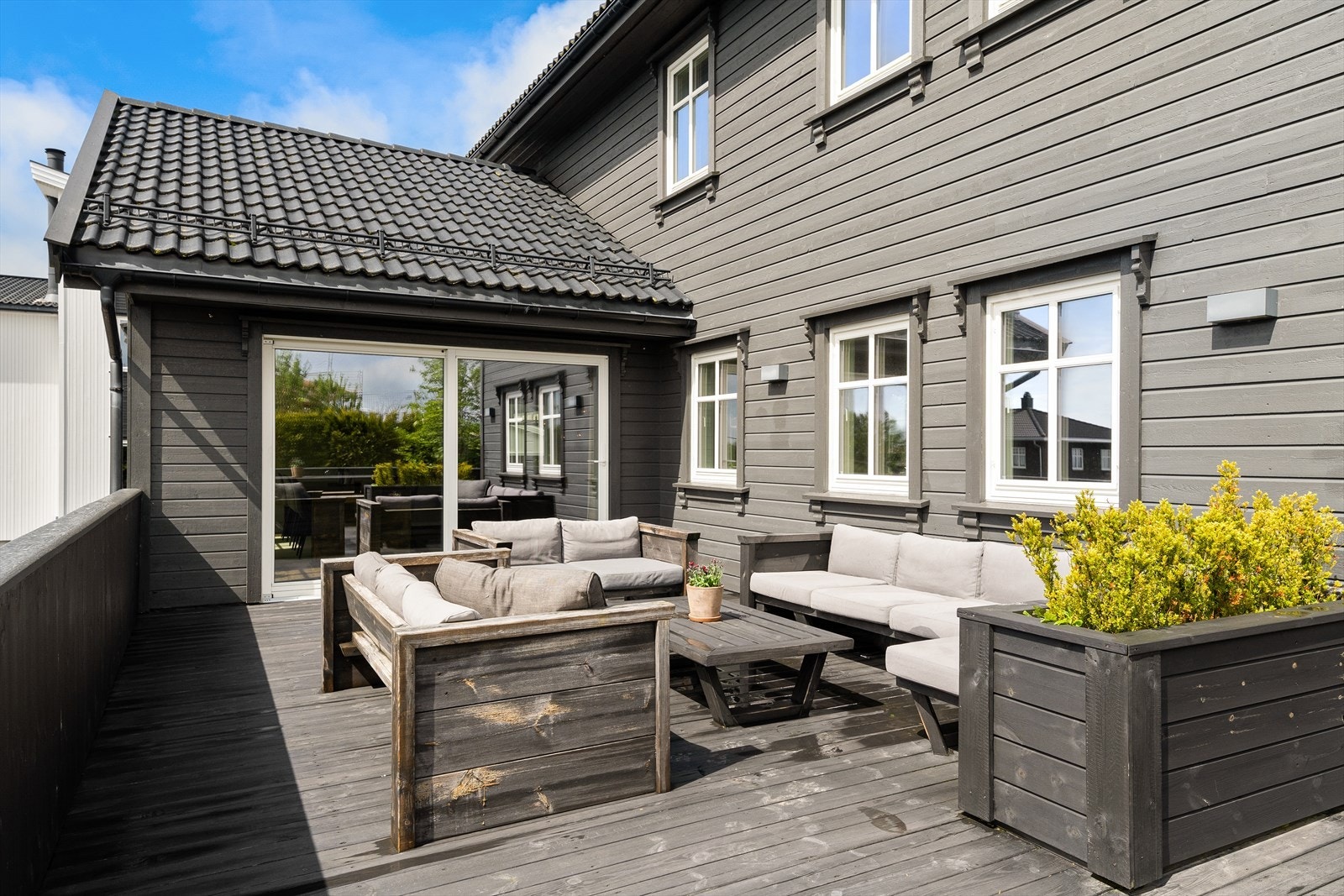 Den store terrassen har direkte utgang fra stuen og god plass til flere sittegrupper. Galleribilde