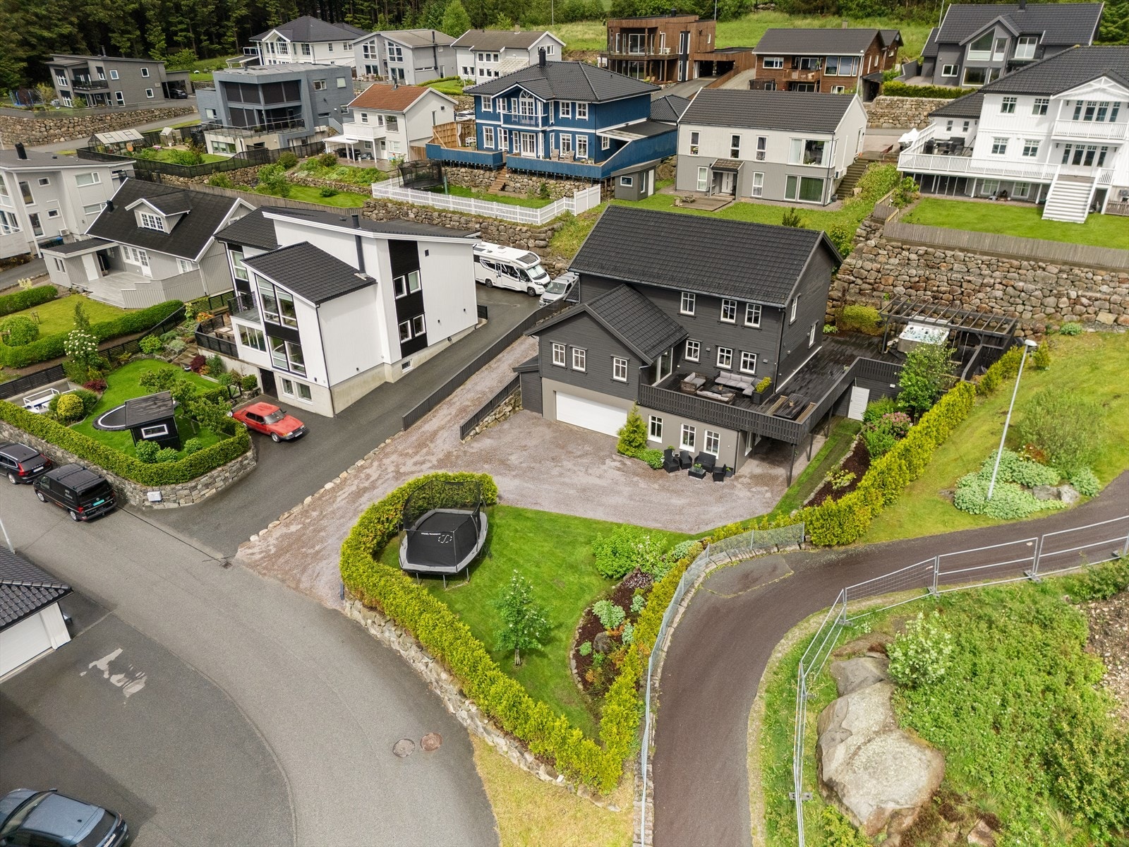 Boligen ligger fint til på en høyde i feltet. Velkommen på visning- husk påmelding! Galleribilde