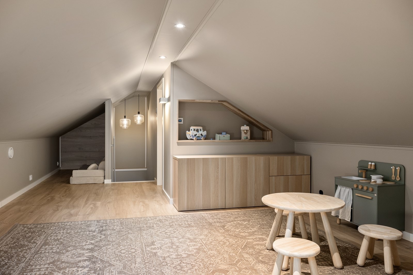 (Opprinnelig kaldt loft - ikke godkjent som rom for varig opphold.) Galleribilde