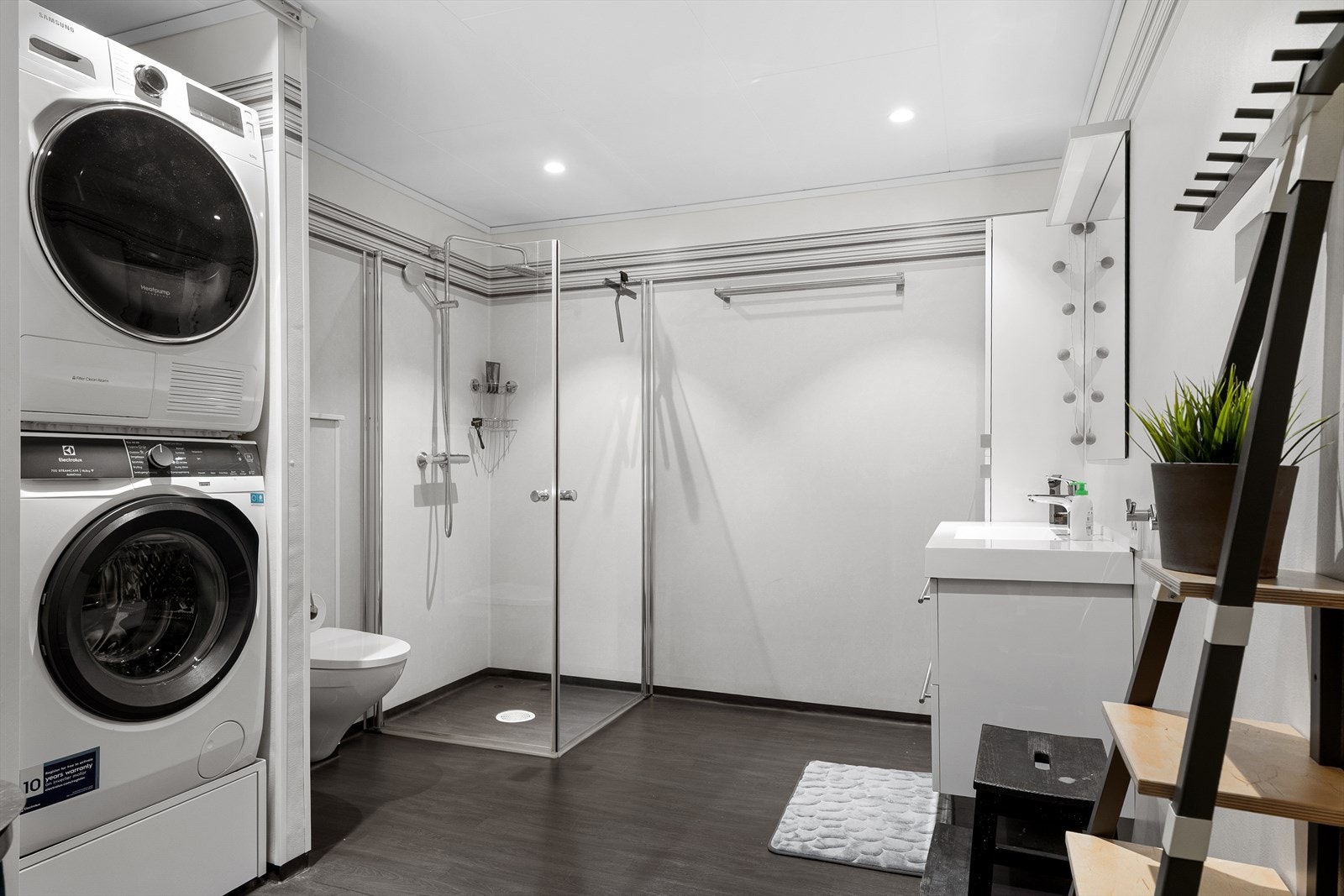 Badet i leiligheten er utstyrt med dusj, toalett og opplegg for vaskemaskin. Galleribilde
