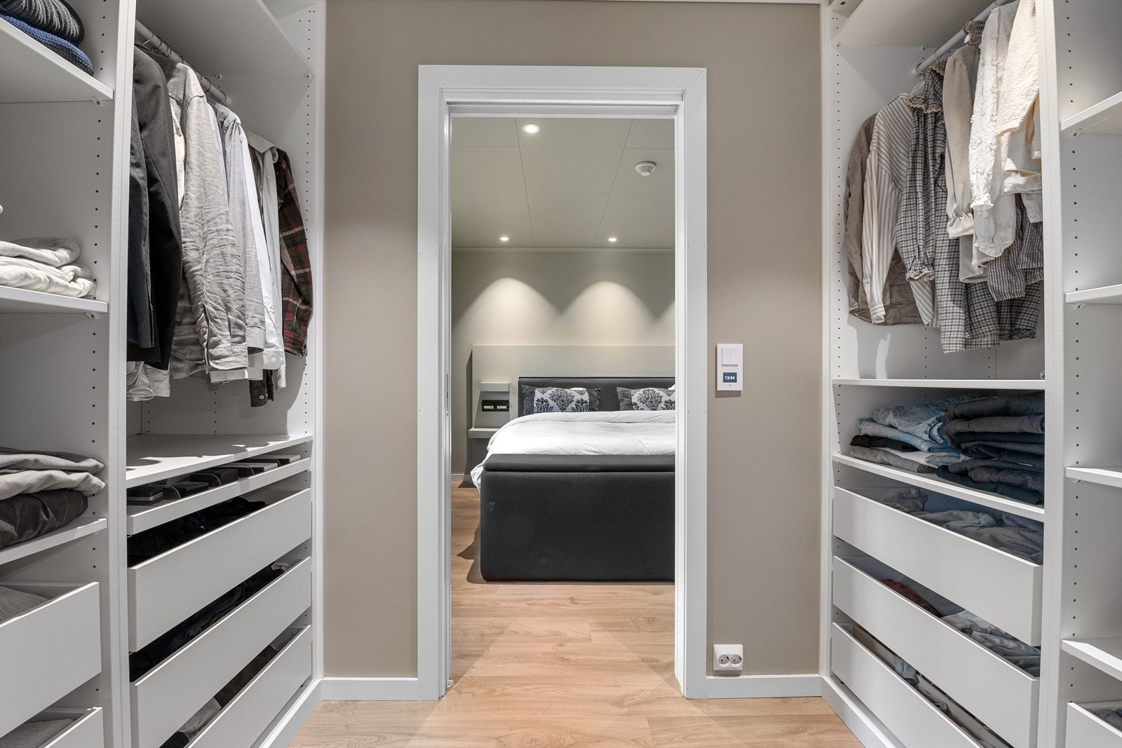 Romslig walk-in-closet med smart innredning gir rikelig med oppbevaringsplass. Galleribilde
