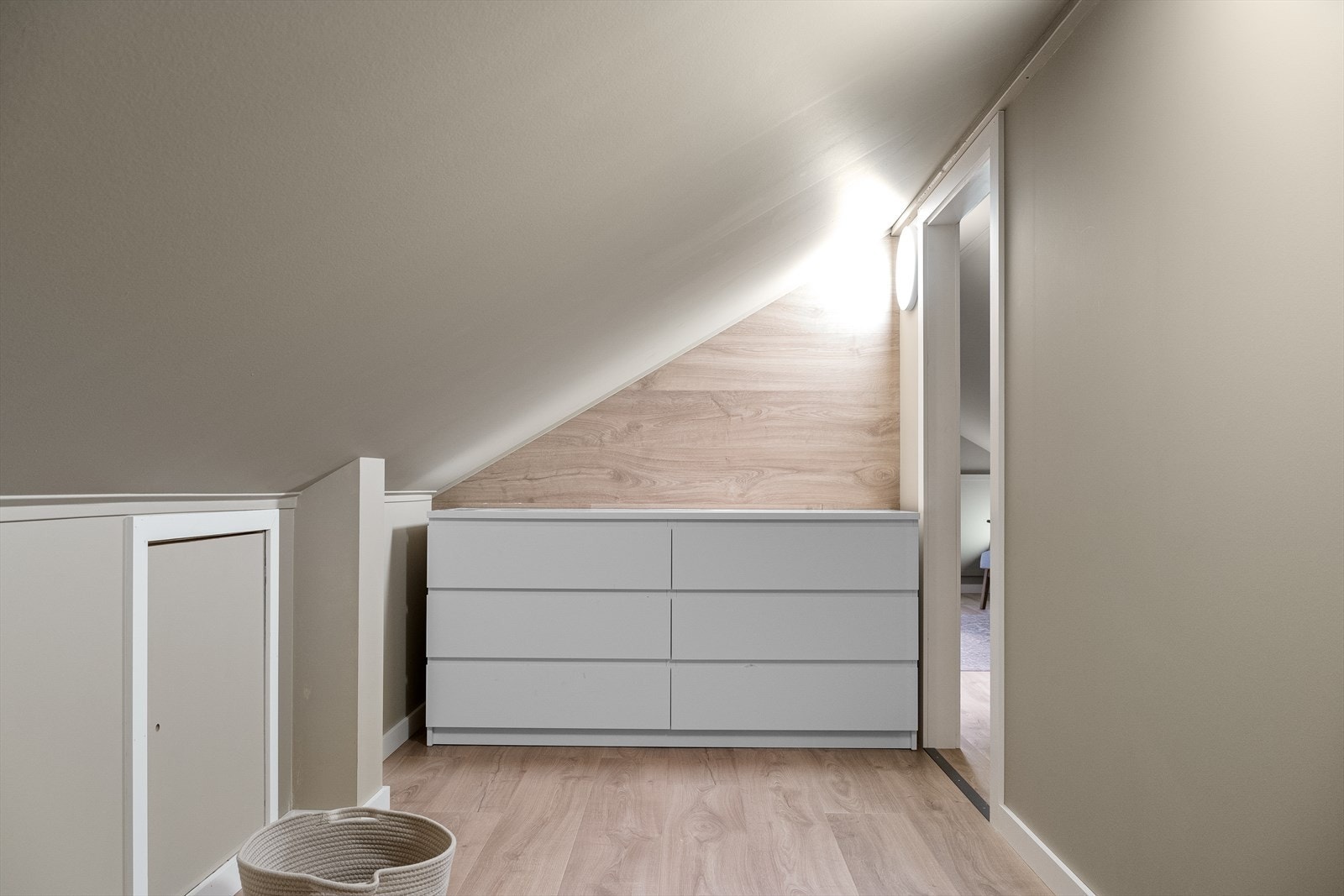 Praktisk oppbevaring under skråtaket på loftet.(Opprinnelig kaldt loft - ikke godkjent som rom for varig opphold.) Galleribilde