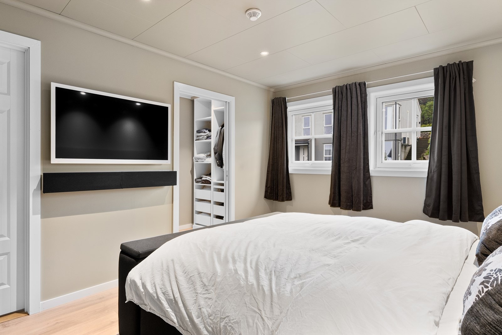 Hovedsoverommet har god plass og tilgang til et eget walk-in-closet. Galleribilde