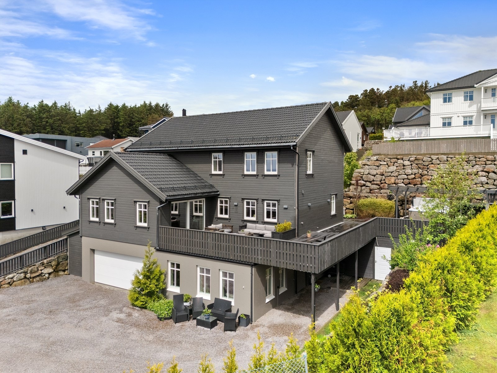 Monica Mørk Aase i EiendomsMegler1 presenterer Stokkalandsbakken 7!
Foto: Asle Haukland Galleribilde