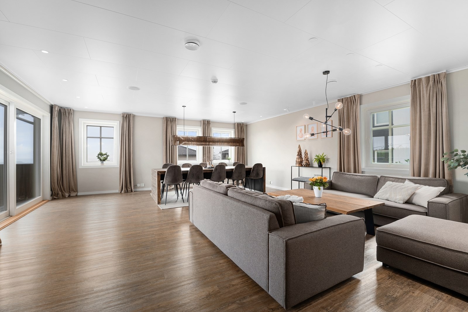 Stuen er romslig og har plass til både en stor sofagruppe og langbord. Galleribilde
