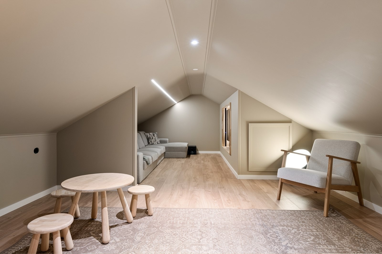 Loftet er innredet som et allsidig rom, perfekt som lekerom eller en ekstra stue. (Opprinnelig kaldt loft - ikke godkjent som rom for varig opphold.) Galleribilde