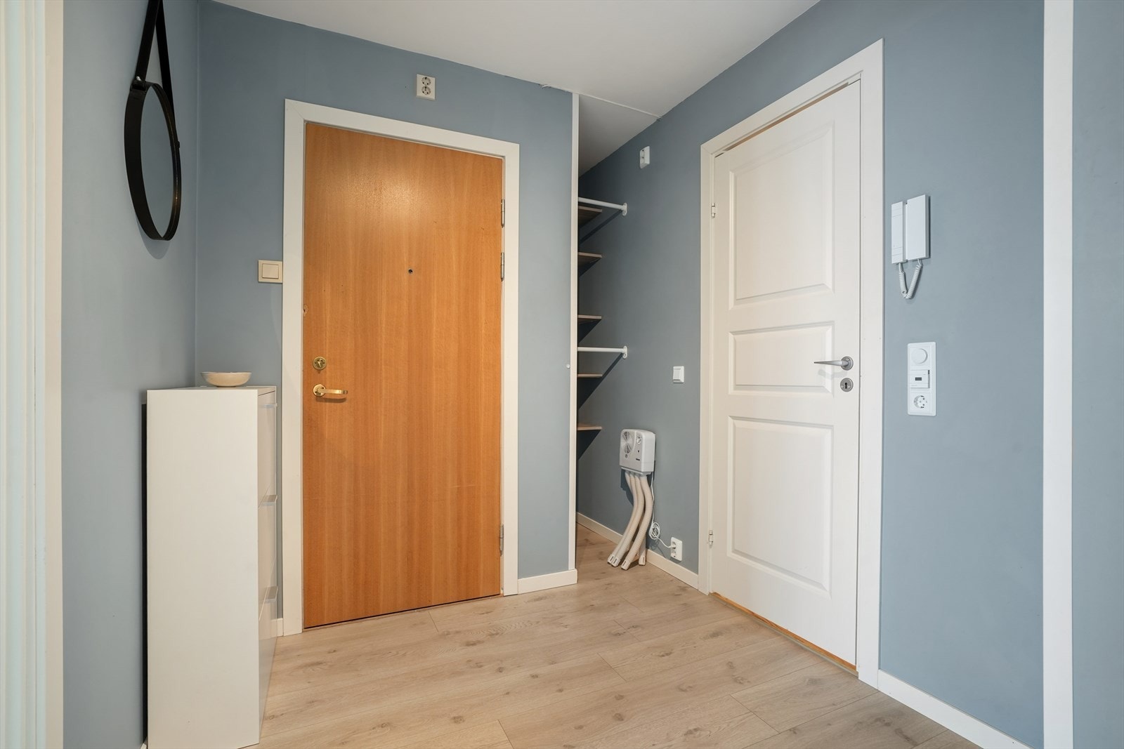 Praktisk entré med porttelefon og plass til oppbevaring. Galleribilde