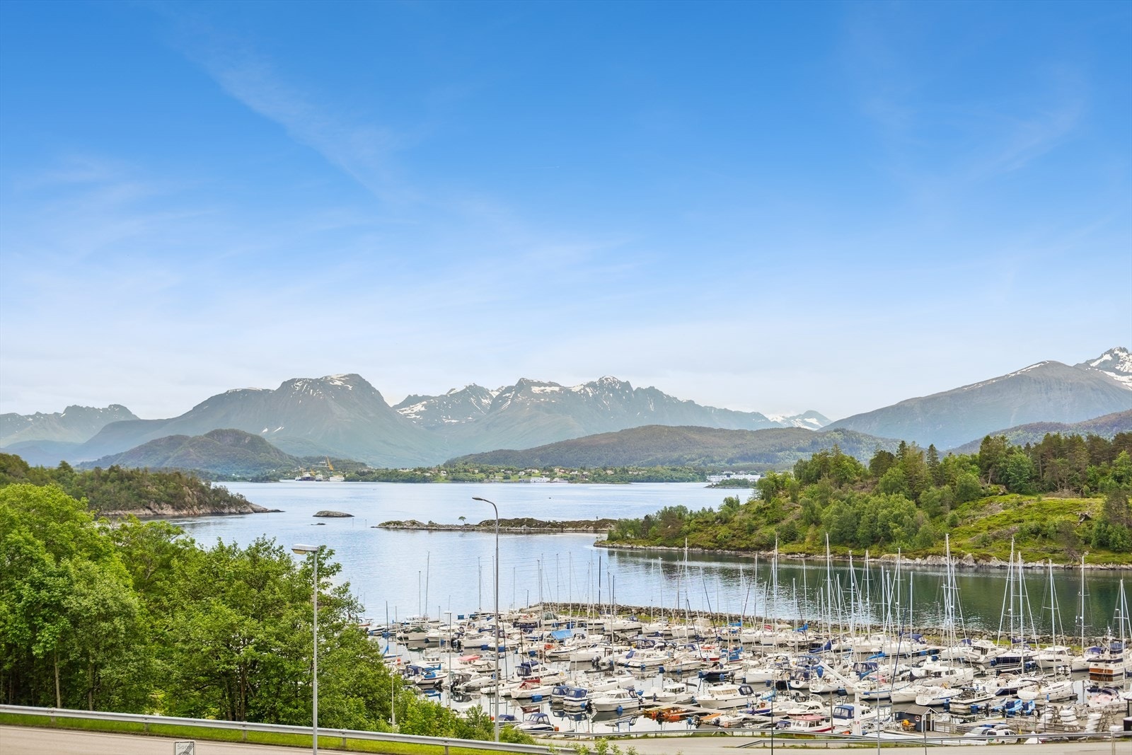 Se denne fantastiske utsikten mot sjø og fjell! Galleribilde
