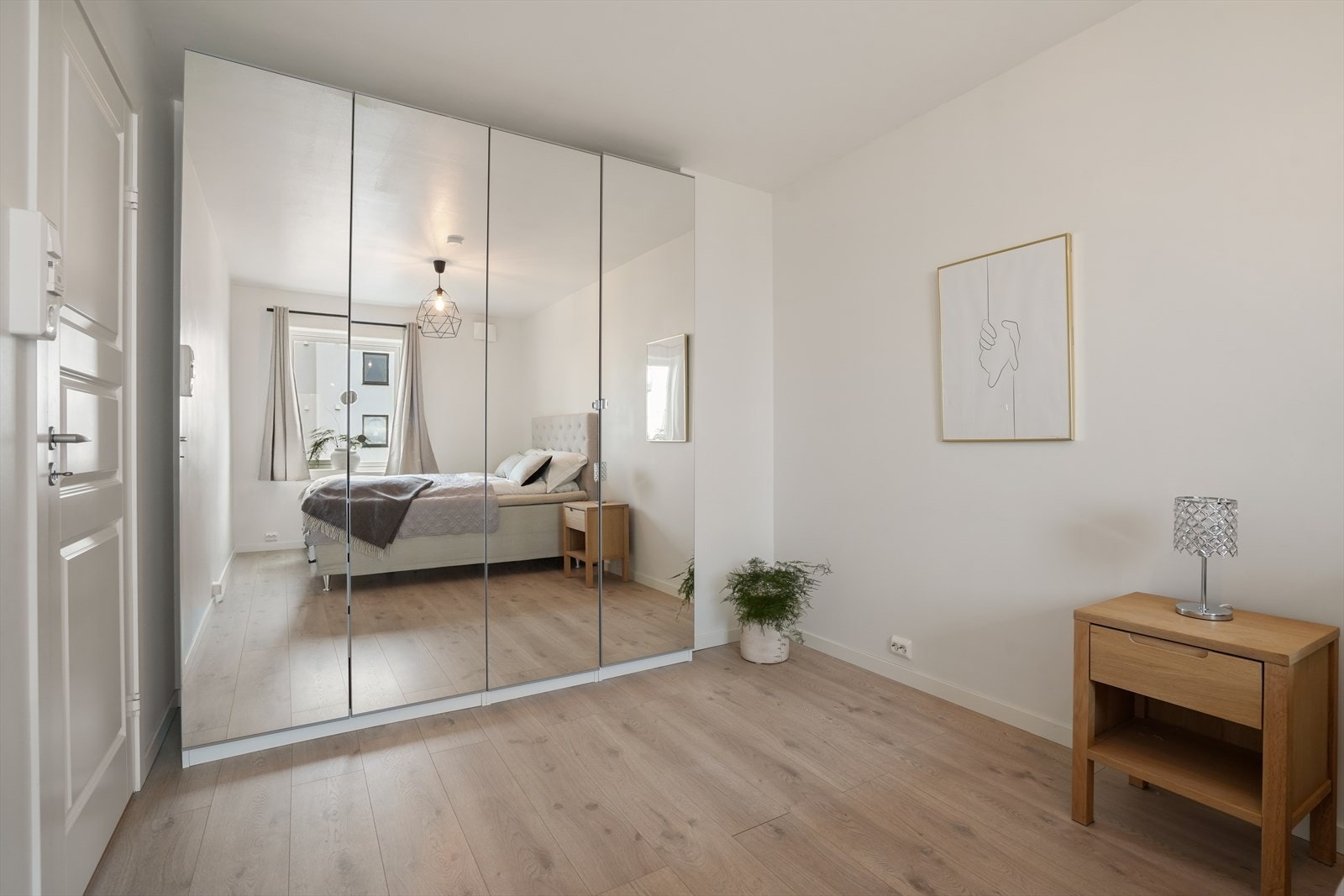 Hovedsoverommet har god plass til dobbeltseng og en stor garderobeløsning. Galleribilde
