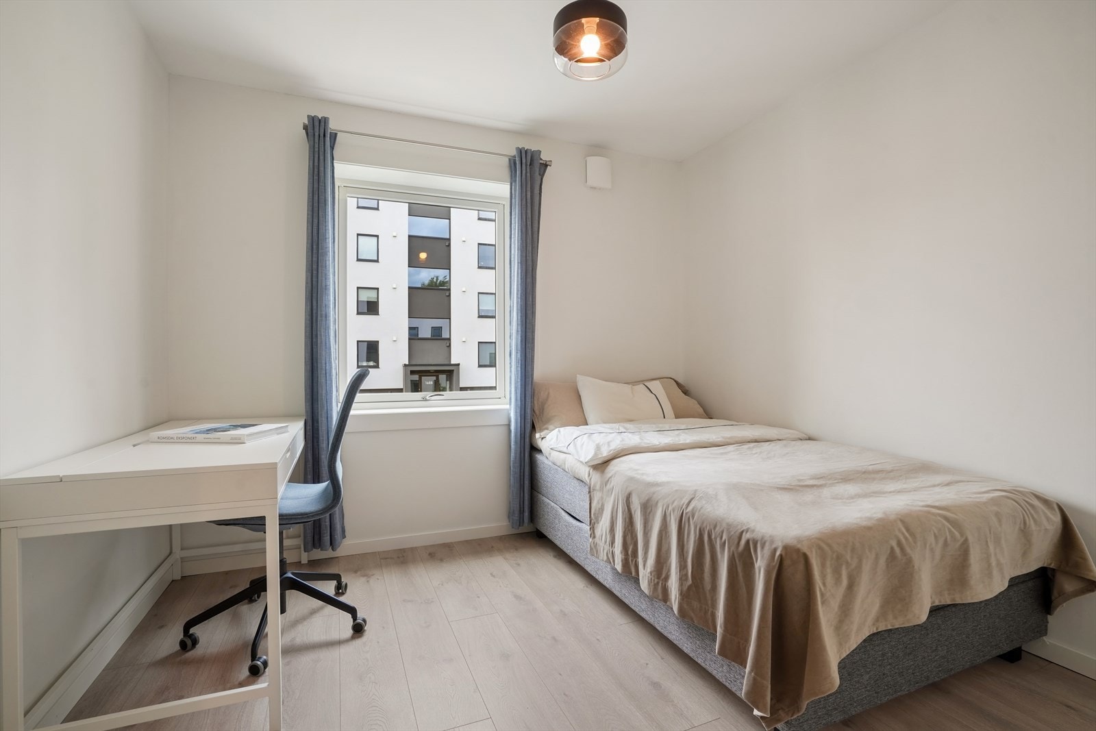 Leiligheten disponerer to boder i kjelleren for ekstra lagringsplass. Galleribilde