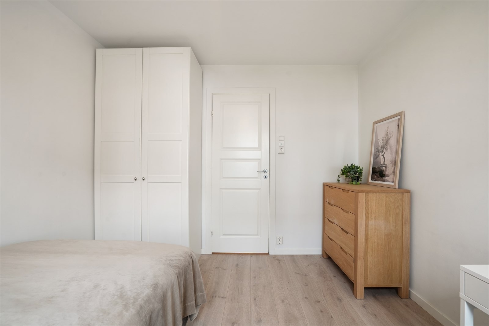 Det andre soverommet har god plass til seng, garderobeskap og evt skrivepult. Galleribilde