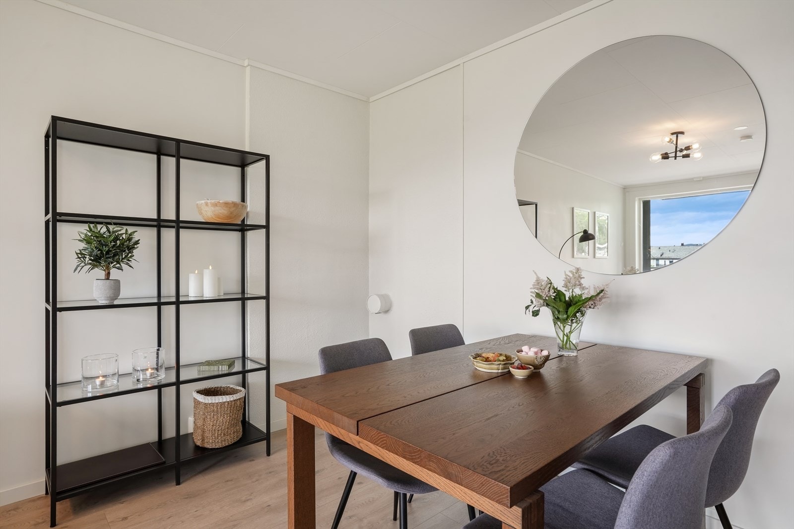 Stuen er romslig og gir god plass til en egen spisedel. Galleribilde