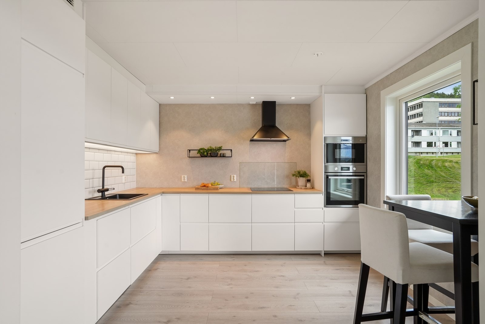 Fliser mellom benk og overskap gir en stilren finish. Galleribilde