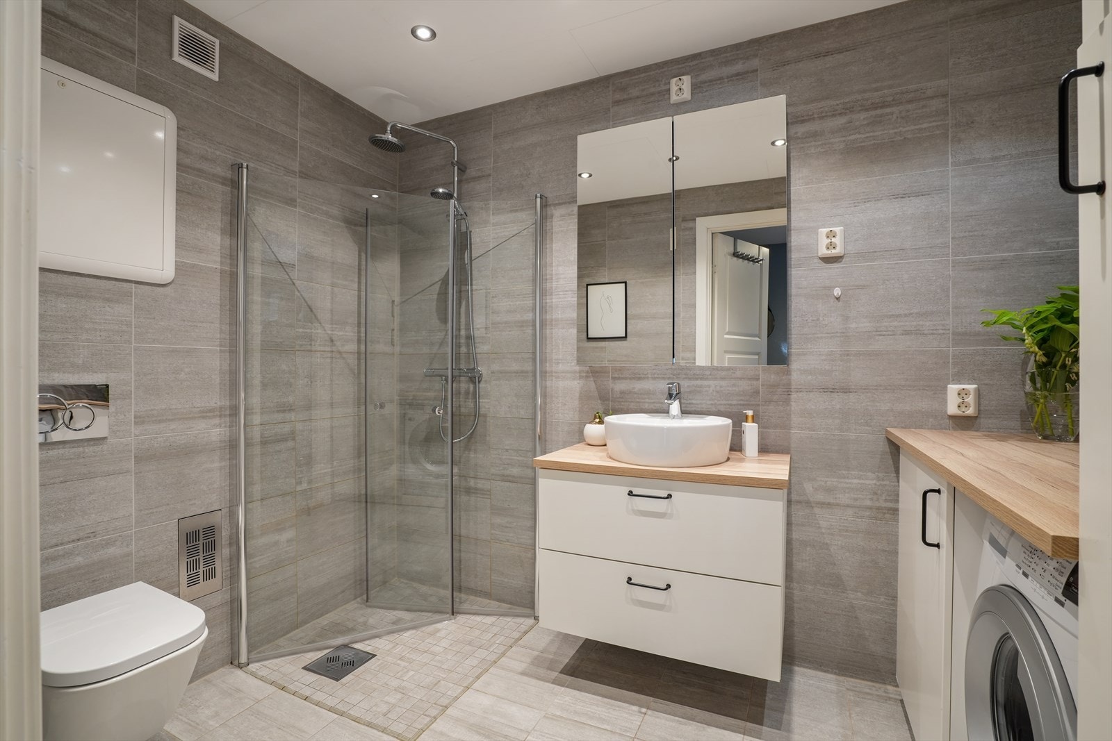 Badet ble pusset opp i 2018 med fliser på gulv og vegger, og har varmekabler i gulvet. Galleribilde