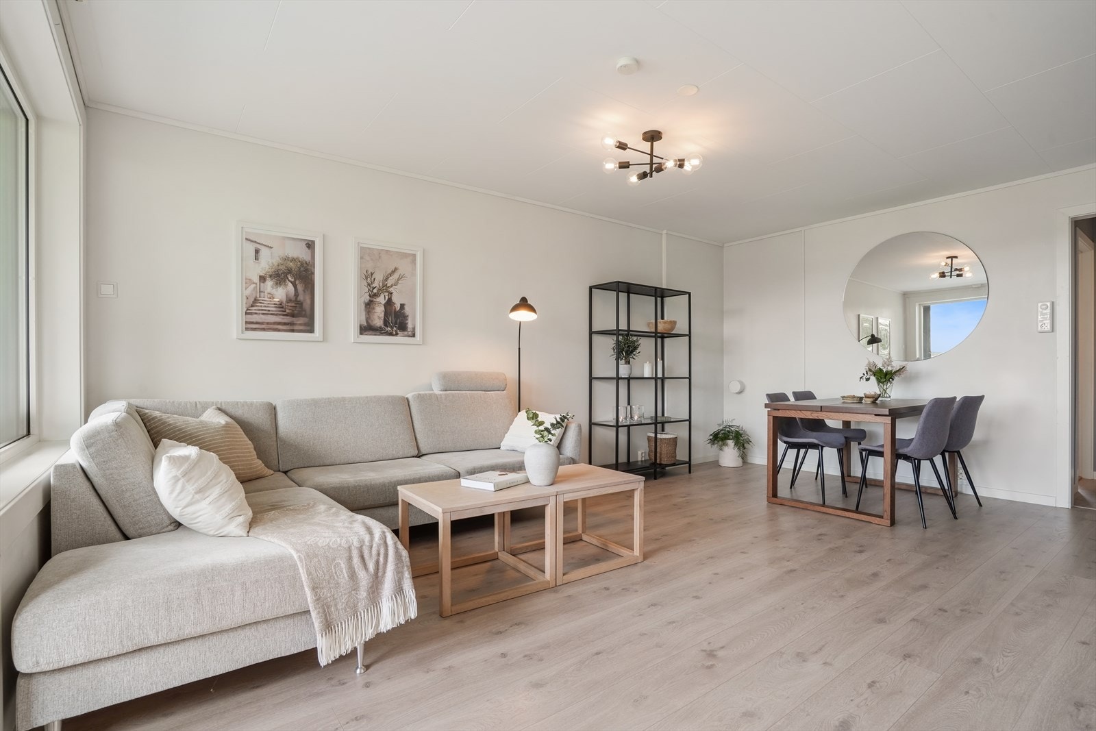 Direkte utgang til balkongen fra stuen. Verandadøren er fra 2015 og har 2-lags energiglass. Galleribilde