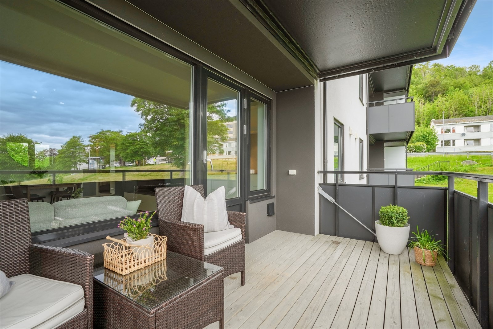 Balkongen er på ca. 8 m² og har terrassebord på gulvet, med god plass til en sittegruppe. Galleribilde