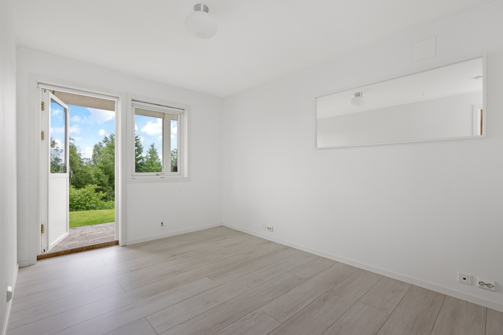 Direkte utgang til terrasse skaper en naturlig forbindelse mellom soverom og uteområde. Galleribilde