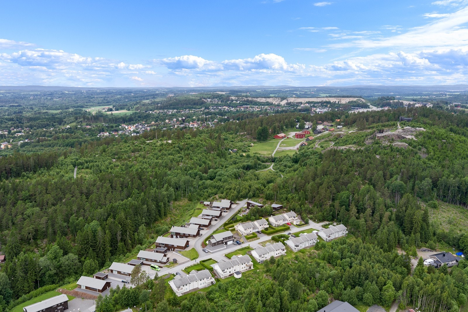 Området byr på naturskjønne omgivelser, med turstier og rekreasjonsmuligheter i nærheten av Høytorp fort. Galleribilde