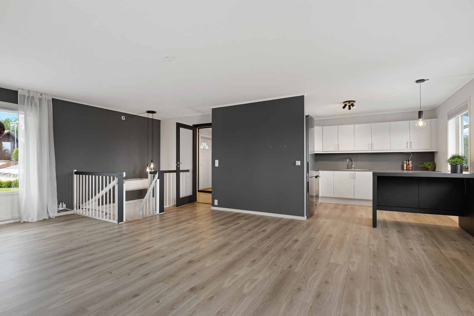 Stuen har laminatgulv og malt himling som gir et moderne uttrykk. Galleribilde