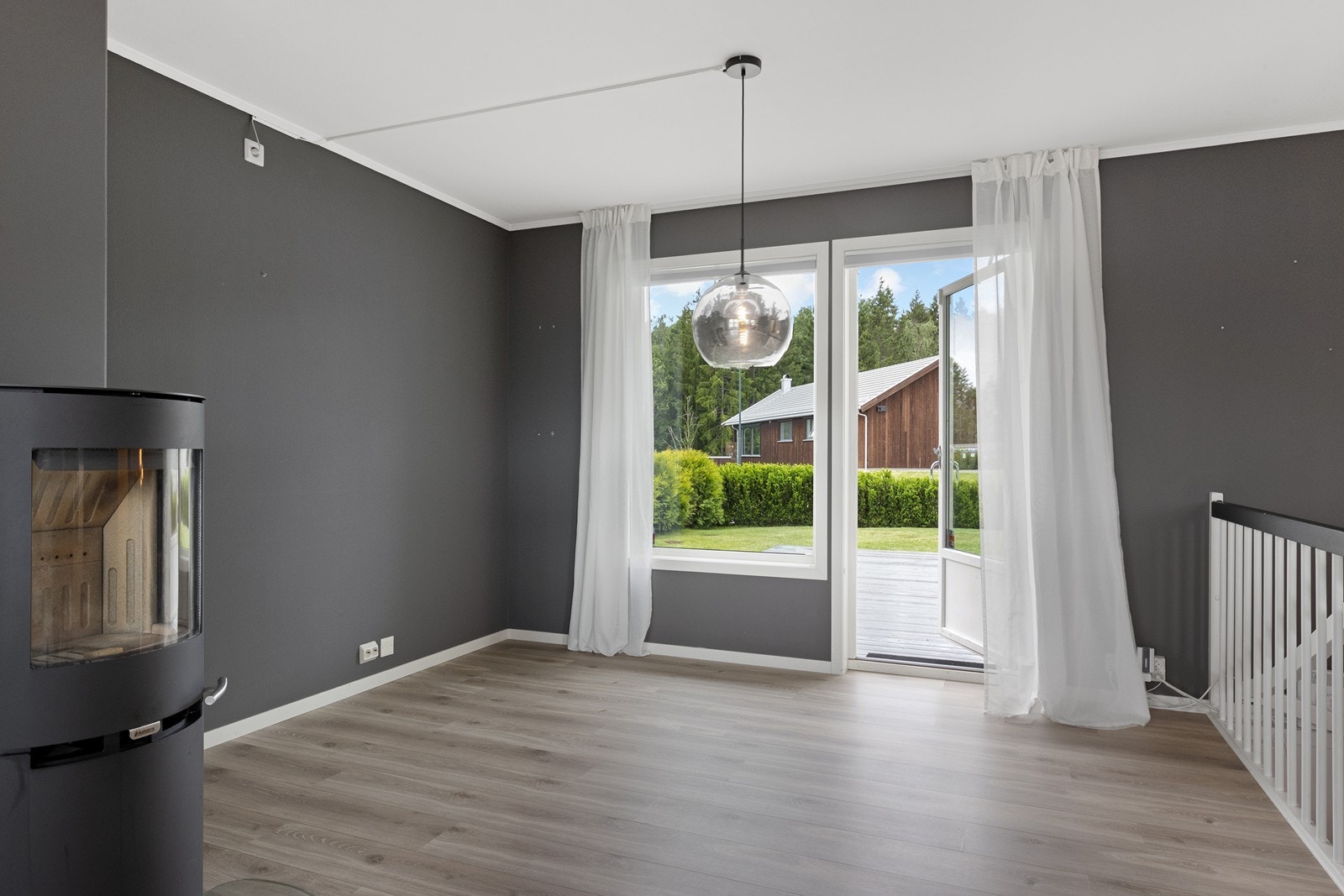 Fra stuen er det utgang til en terrasse med trykkimpregnerte gulvbord. Galleribilde
