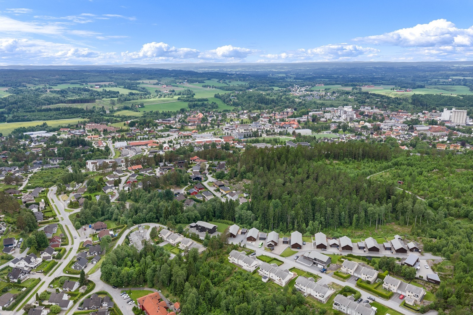 Boligen er beliggende i et attraktivt område nær Mysen sentrum, med kort vei til skoler og offentlig kommunikasjon. Galleribilde