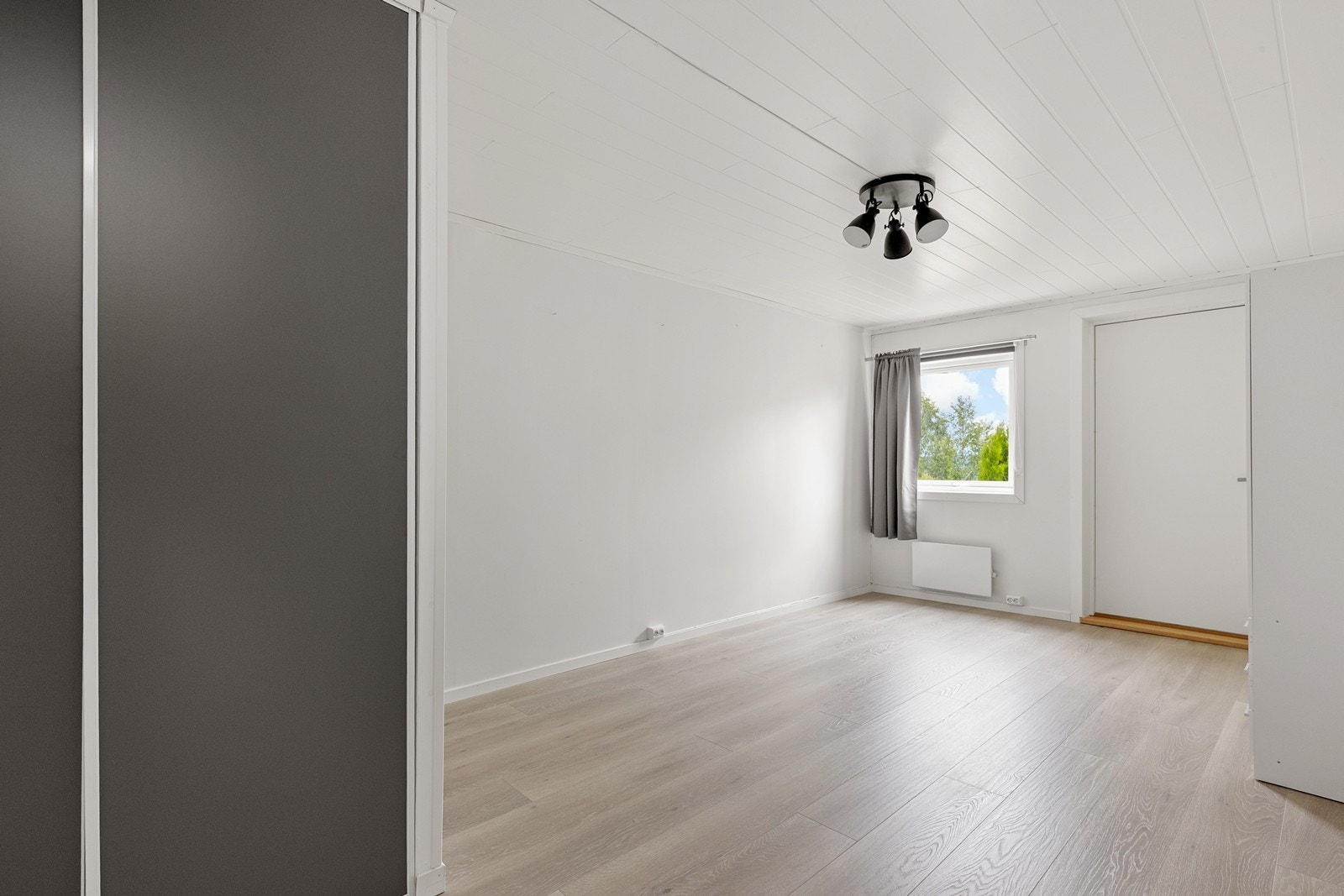Rom på 17,3 kvm. som er betegnet som soverom på plantegning er ikke omsøkt eller godkjent som soverom. Dette står betegnet som disp.rom i byggetegninger. Galleribilde
