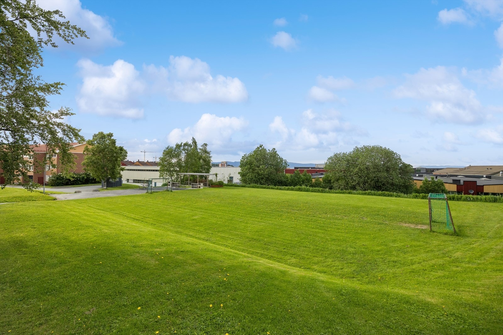 Fra eiendommen er det kort vei til blant annet Eberg ballbane og Strindheim skole. Galleribilde