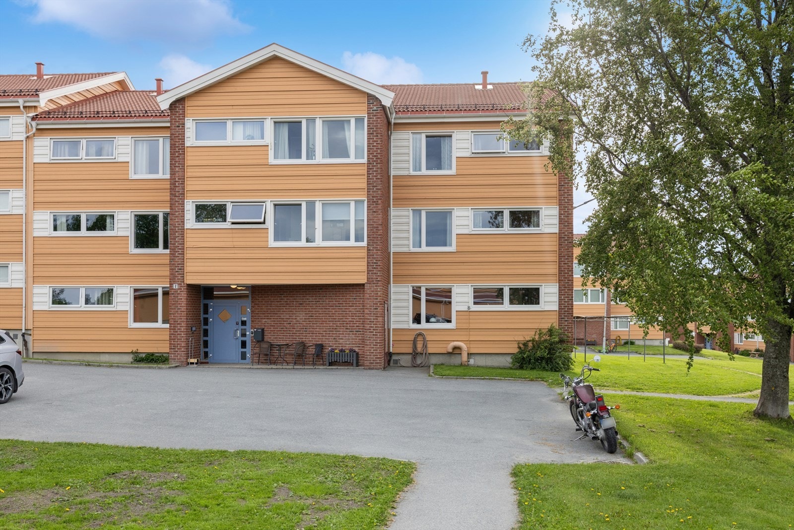 Leiligheten ligger i bygningens 2. etasje i et veletablert borettslag på Brøset. Galleribilde