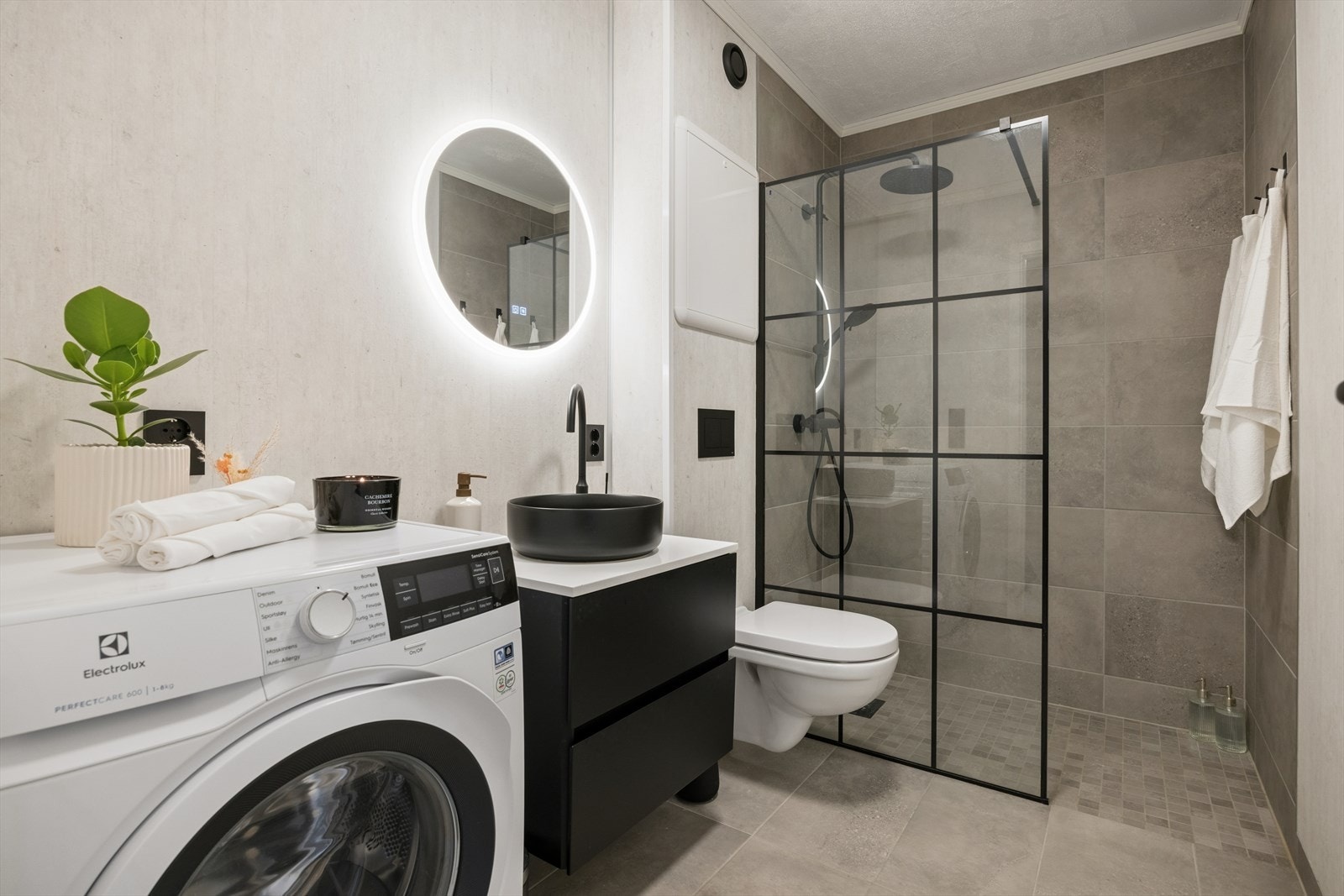 Badet ble oppgradert i 2024 med fliser, vegghengt toalett og dusjvegger i glass. Galleribilde