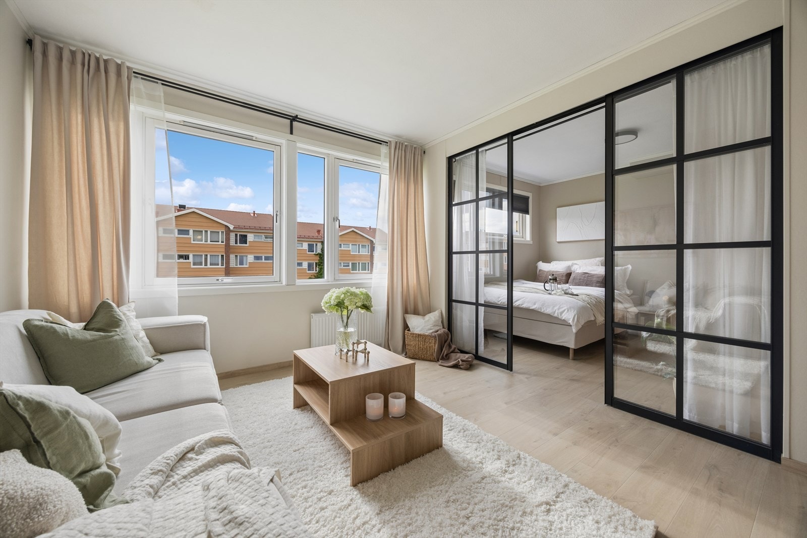 Den smarte soveromsløsningen med skyvedører i glass maksimerer arealet og lysinnslippet. Galleribilde