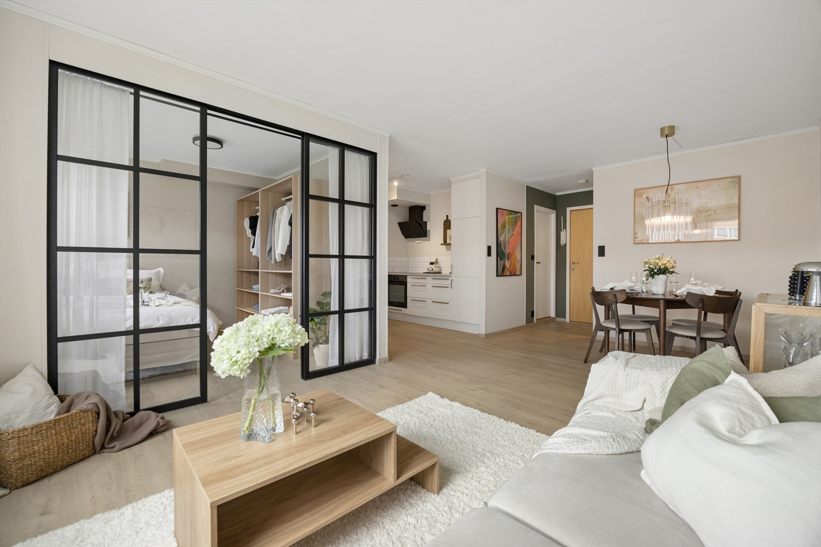 Stuen har god plass til både sofagruppe og spisebord. Galleribilde