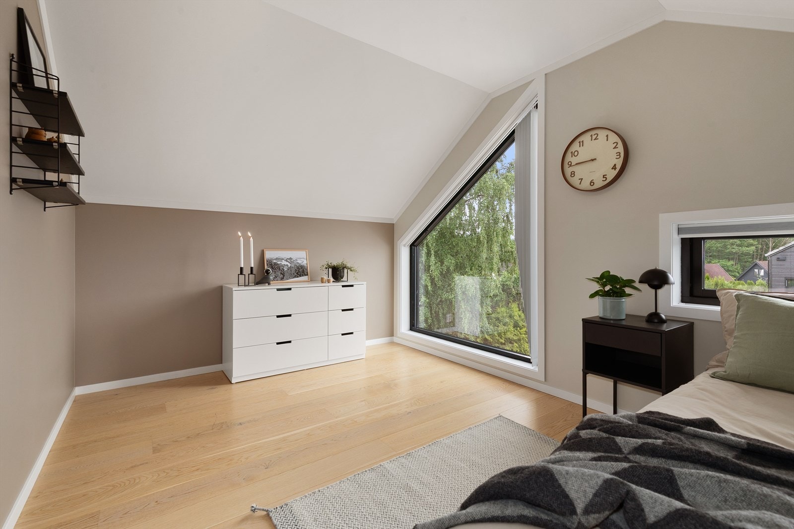De store vindusflatene bidrar til godt med naturlig lys i rommene Galleribilde