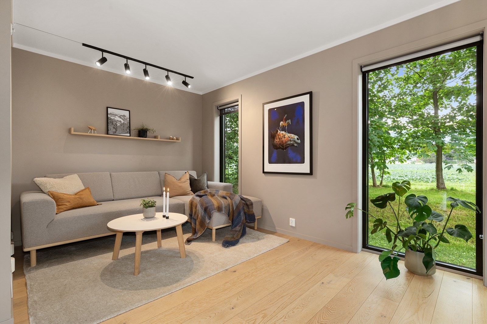 Stuen gir god plass for sofagruppe - nydelig utsikt fra vinduene Galleribilde