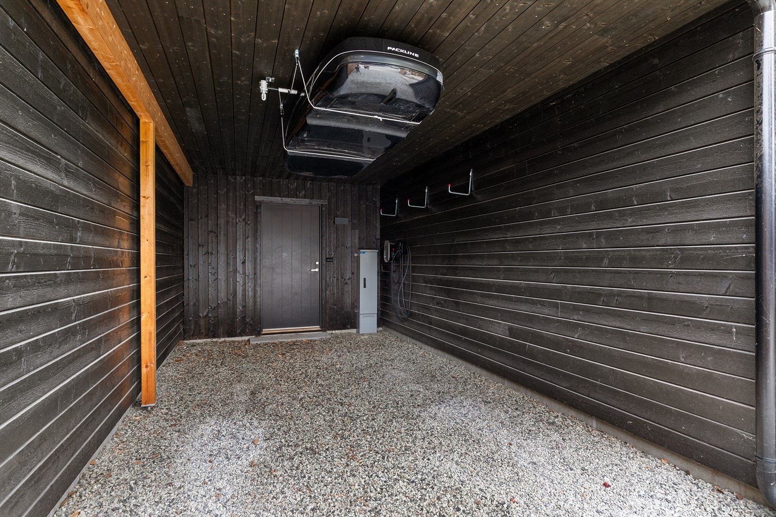 Parkering i carport med montert elbil-lader Galleribilde