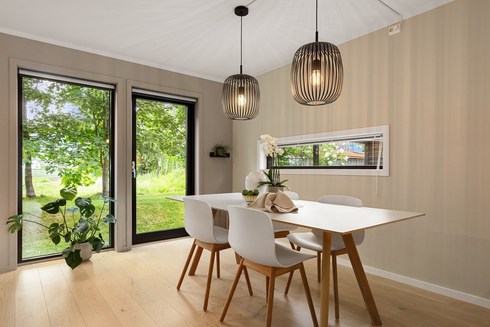 God plass for spisegruppe Galleribilde