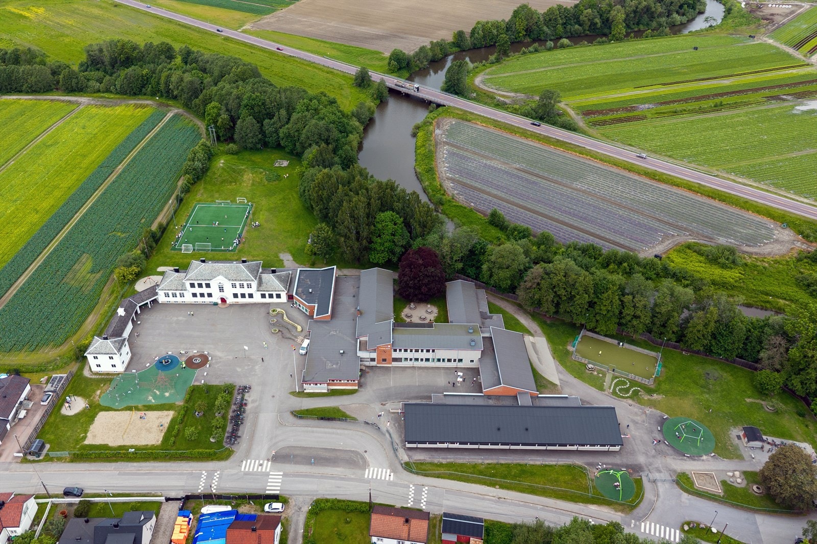 Beliggenheten er meget familivennlig med umiddelbar nærhet til barnehage og barneskole (2-5 min gange) Galleribilde