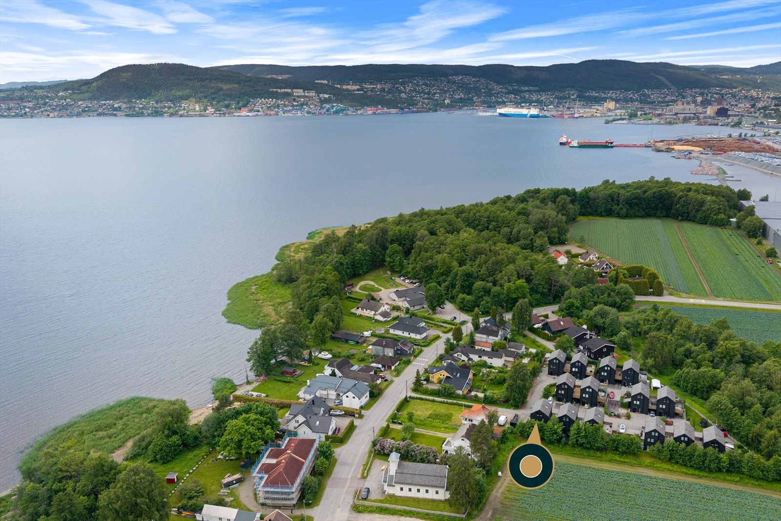 Linnestranda er et hyggelig og veletablert boligområde med flott beliggenhet med nærhet til både togstasjon, marka og fjorden Galleribilde
