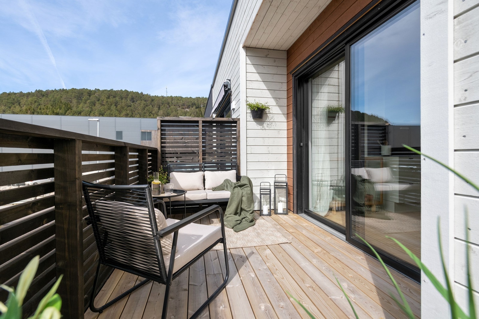 Balkongen har god plass til sittegruppe, og er innbydende både på solrike dager og lune kvelder. Galleribilde