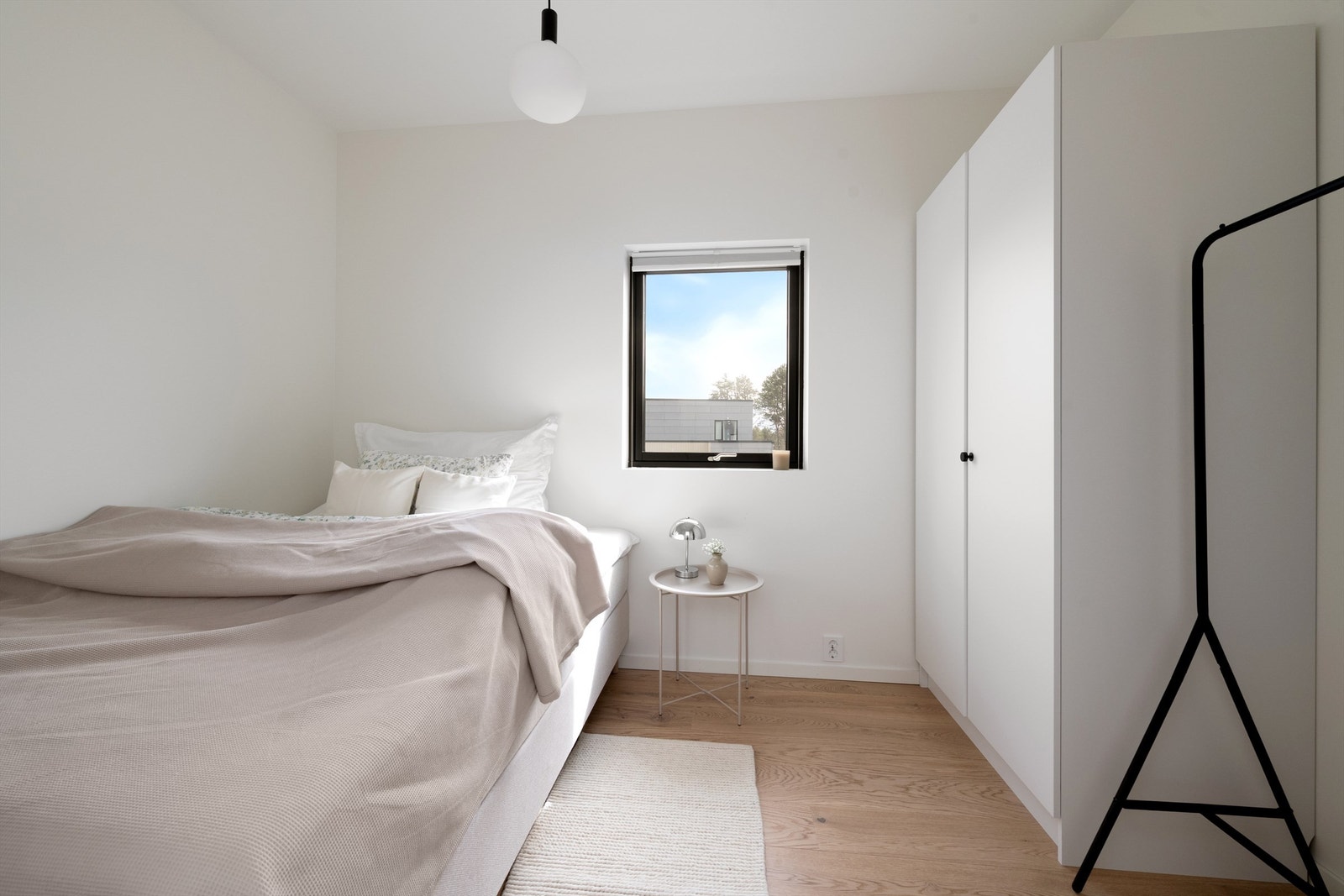 Soverom nummer 2 er også et lyst og funksjonelt rom med flere bruksmuligheter. Det kan enkelt tilpasses ulike behov, enten som barnerom, gjesterom eller hjemmekontor. Galleribilde