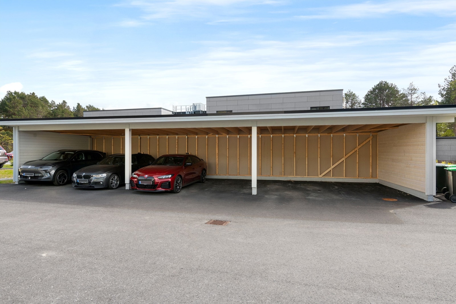 Parkeringsplass i felles carport-anlegg medfølger leiligheten. Galleribilde