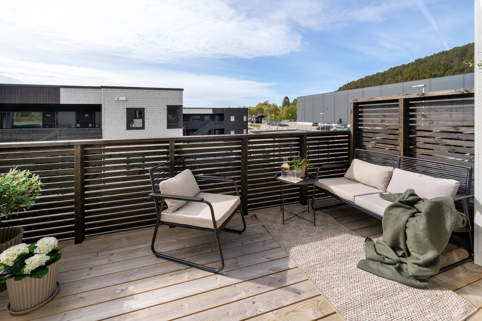 Fra stuen kommer du ut til en romslig, vestvendt balkong med god plass til sittegruppe. Foto: Stian Wiik Galleribilde