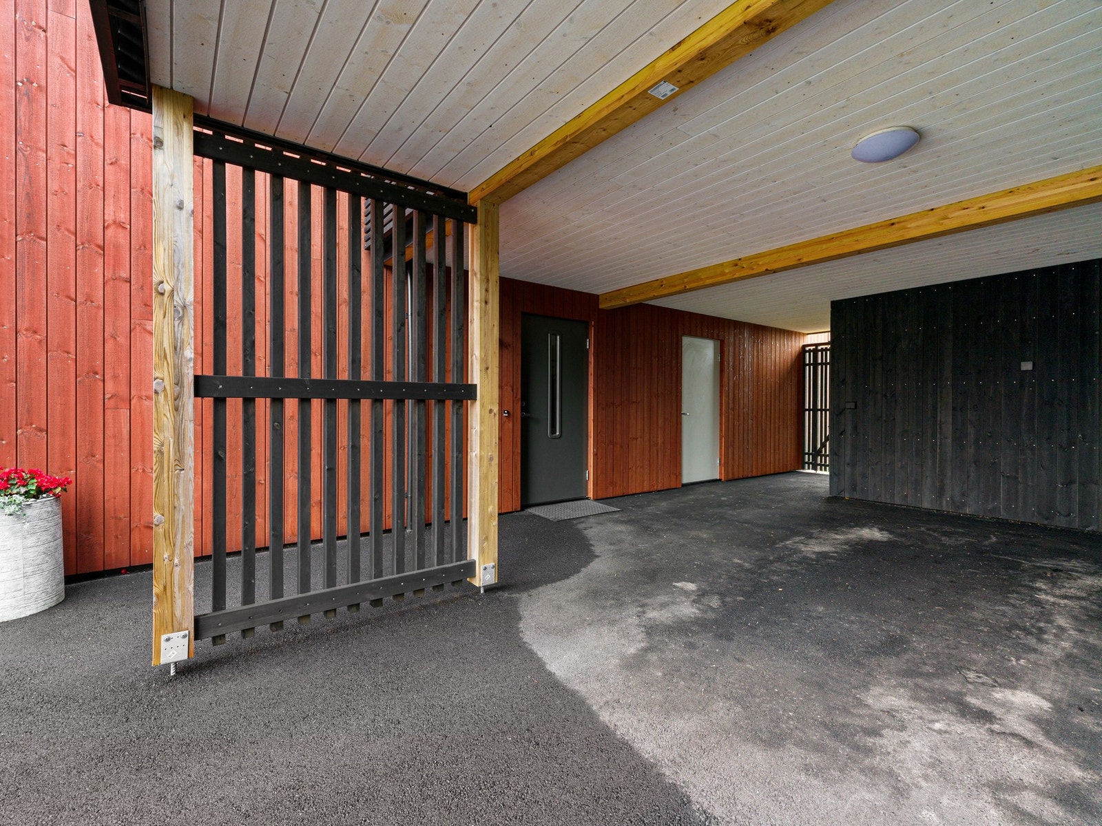 I carporten har man også en praktisk sportsbod. Galleribilde