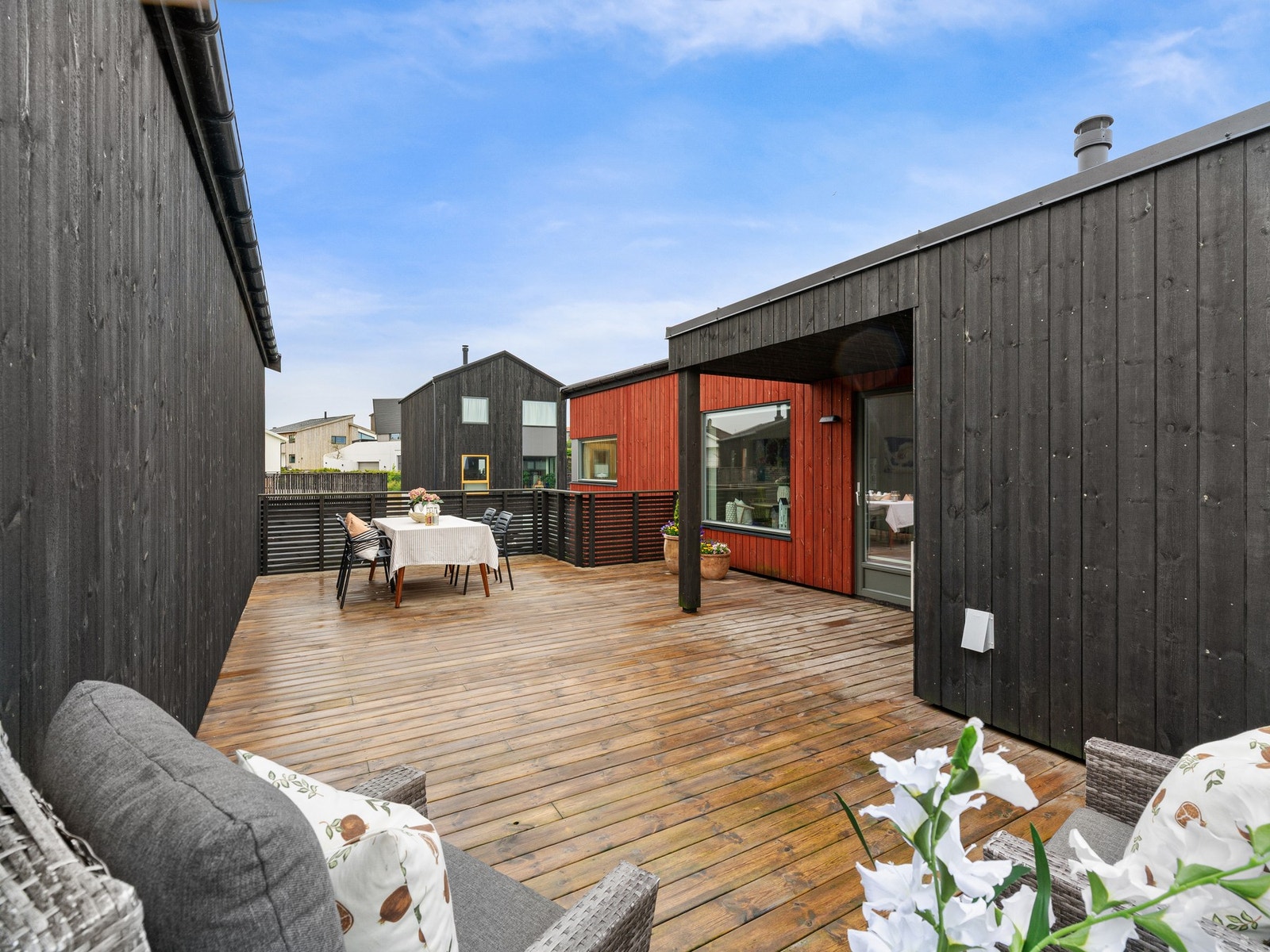 Uteområde har god plass til møblering i flere soner, med mulighet for både spisegruppe og hyggelige loungeområder. Galleribilde