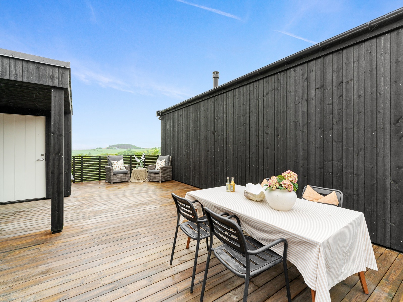 Frister det å nyte måltidene ute i frisk luft, er det kort vei fra kjøkkenet til uteområdet. Galleribilde