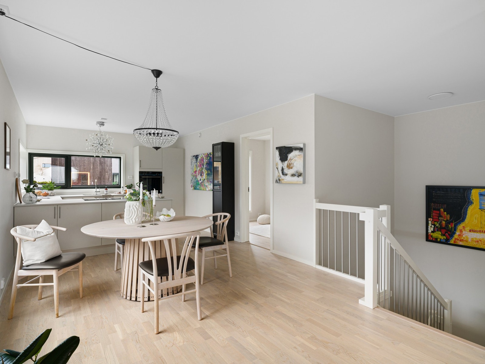 Den åpne løsningen mot spiseområdet skaper en sosial atmosfære, perfekt for både til hverdags og når du har gjester. Galleribilde