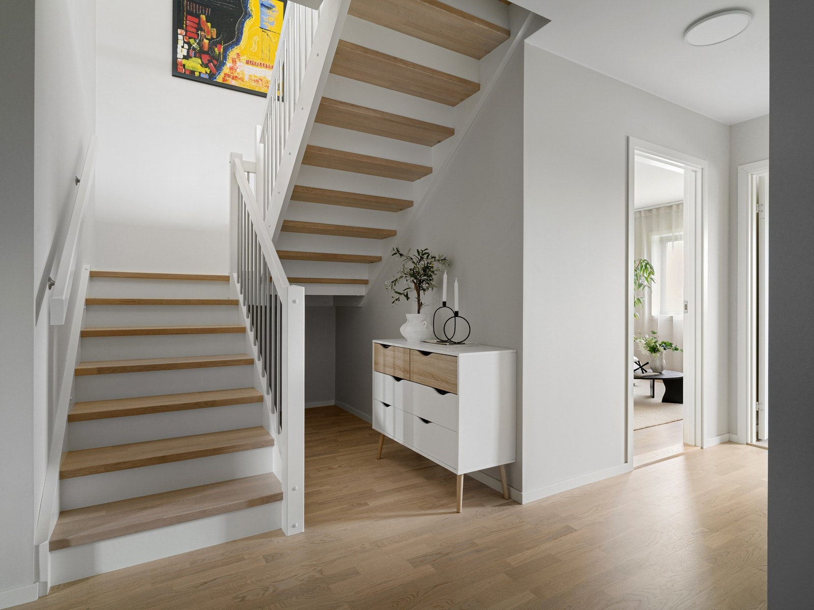 Ved entreen har man trappen som tar deg opp til boligens hovedetasje. Galleribilde