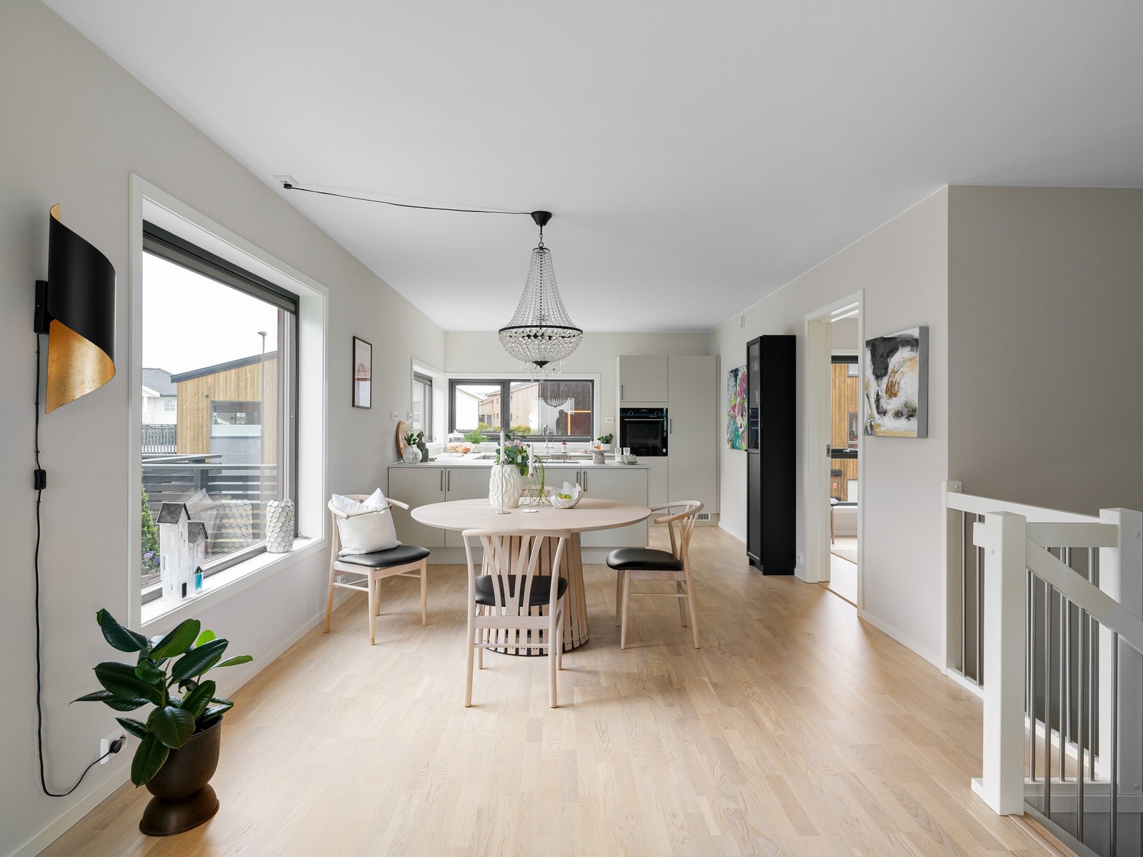 Store vindusflater slipper inn rikelig med naturlig lys og bidrar til en lys og trivelig atmosfære. Galleribilde